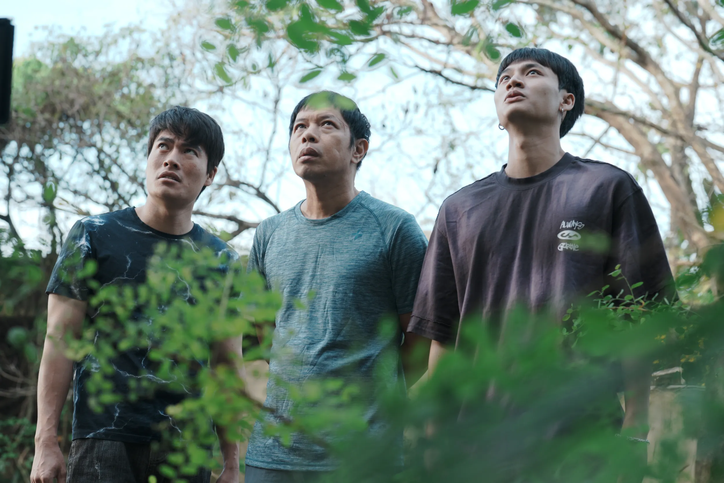 Võ Tấn Phát (ngoài cùng bên trái), Thái Hòa, Đoàn Thế Vinh tham gia diễn xuất trong phim Anh Hùng với lần lượt các vai Tuấn, Hùng, Vinh