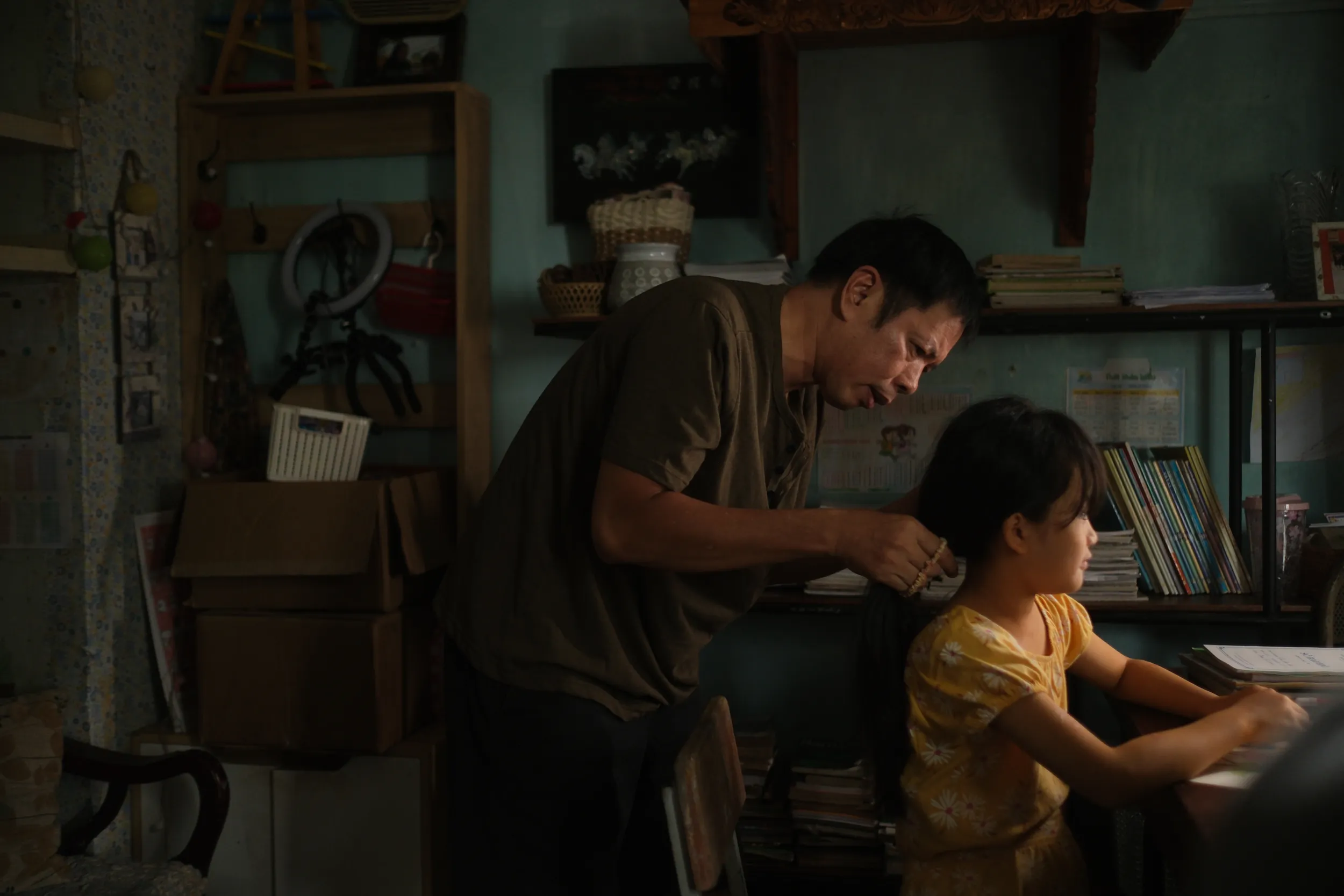 Anh Hùng đang chăm sóc cho con gái bị bệnh gan