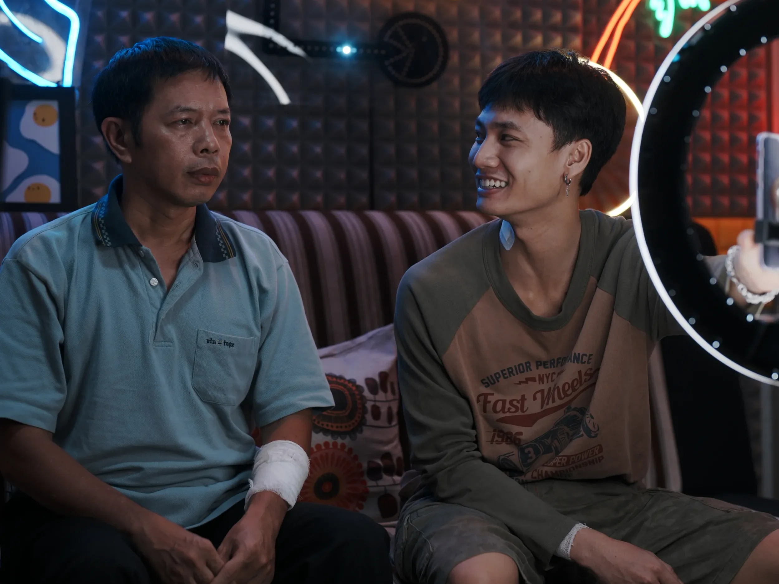 Vinh và Anh Hùng trong một buổi live stream kêu gọi từ thiện