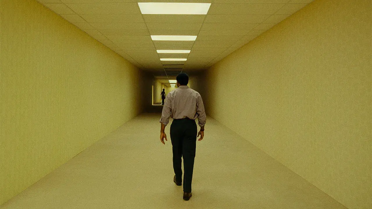 Không gian mê cung màu vàng úa với ánh đèn huỳnh quang đặc trưng của Backrooms