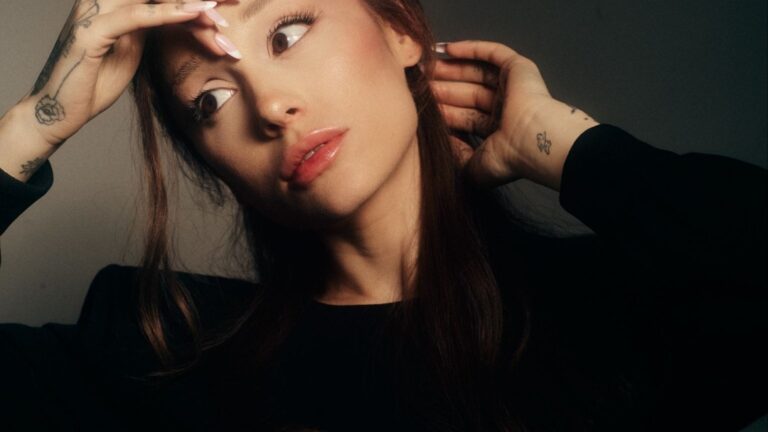 Ariana Grande tái xuất làng nhạc với album Petal