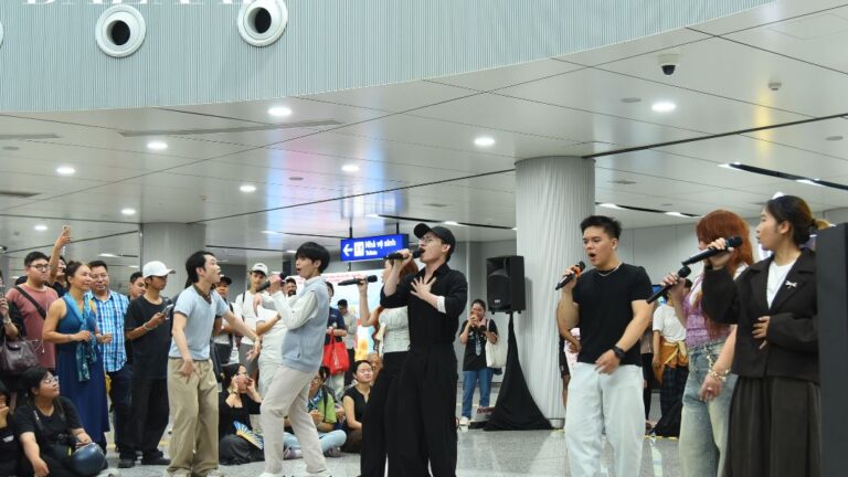 Broadway at the Metro biến ga metro Bến Thành thành sân khấu nhạc kịch