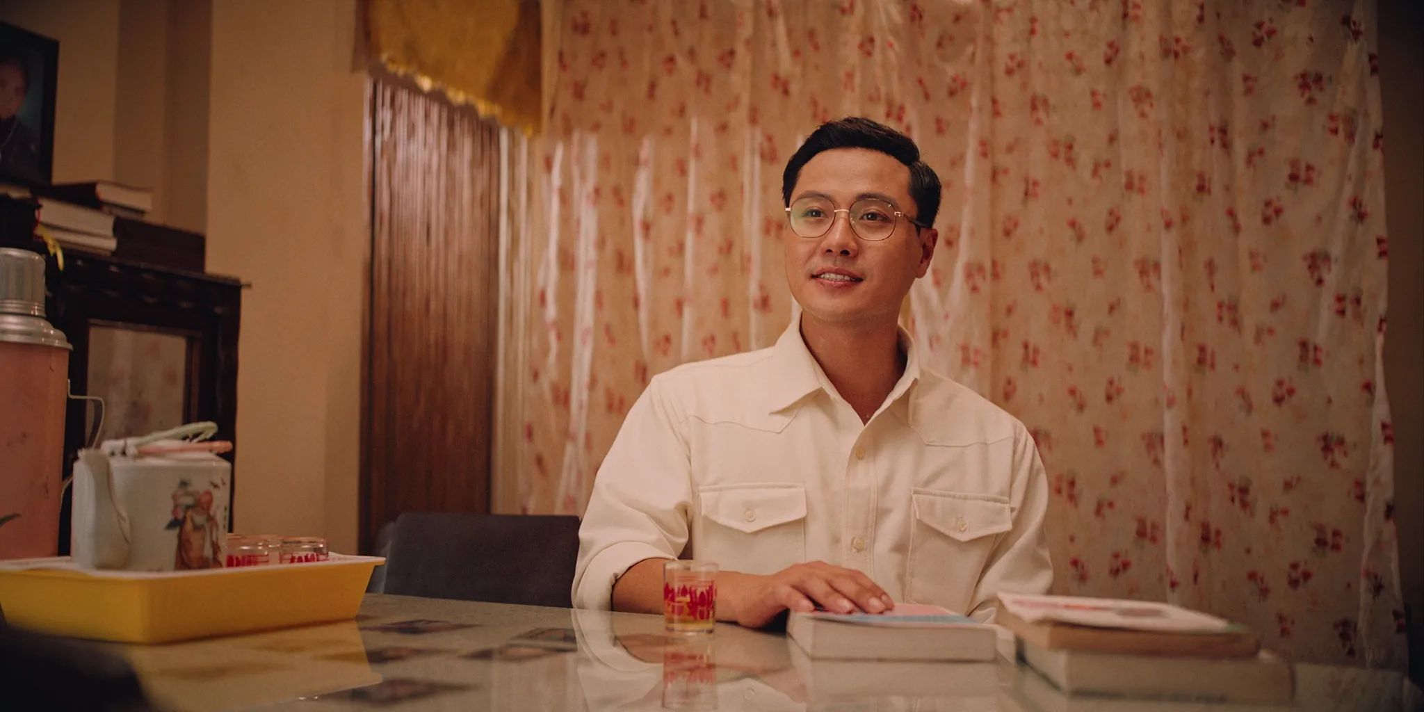 Thanh Sơn đóng vai Hải - một bác sĩ con nhà đạo đức trong xóm đạo Trà Mây