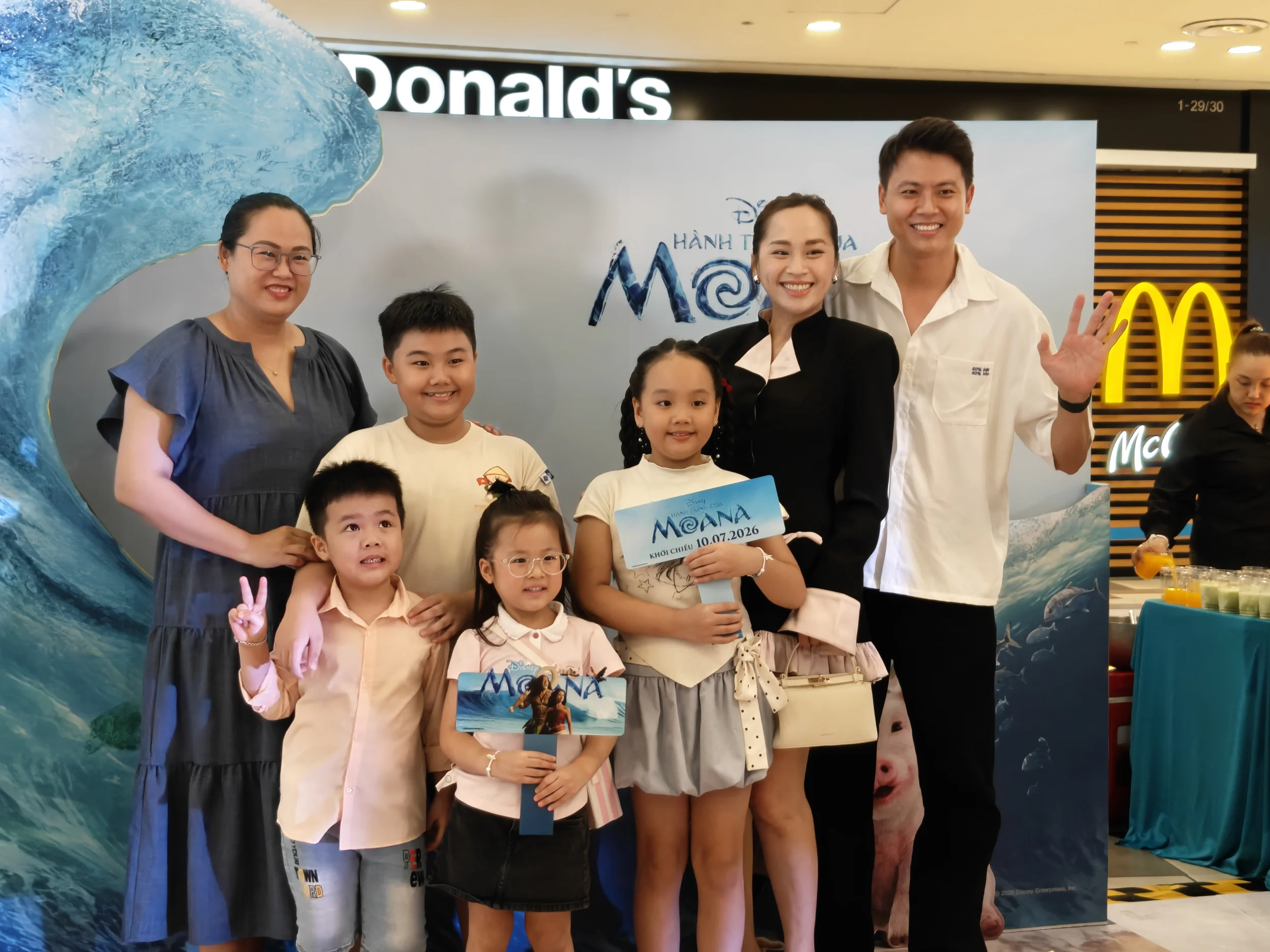 Khách mời chụp ảnh check-in họp báo Moana