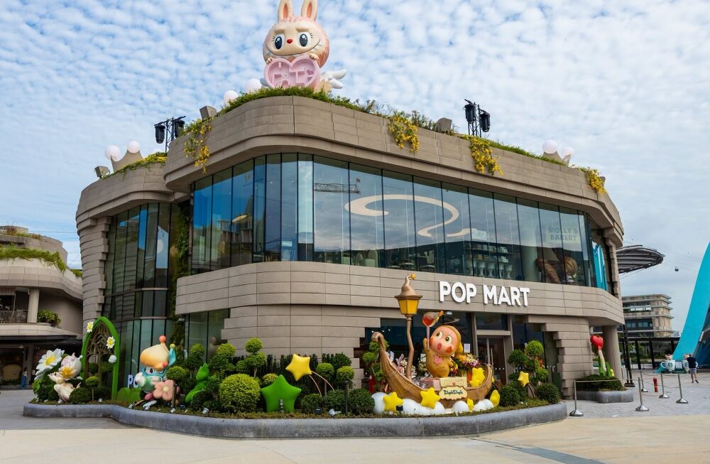 Check-in cửa hàng POP BAKERY đầu tiên ở Đông Nam Á của POP MART