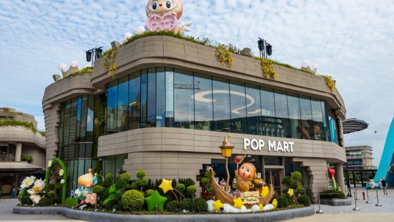 Check-in cửa hàng POP BAKERY đầu tiên ở Đông Nam Á của POP MART