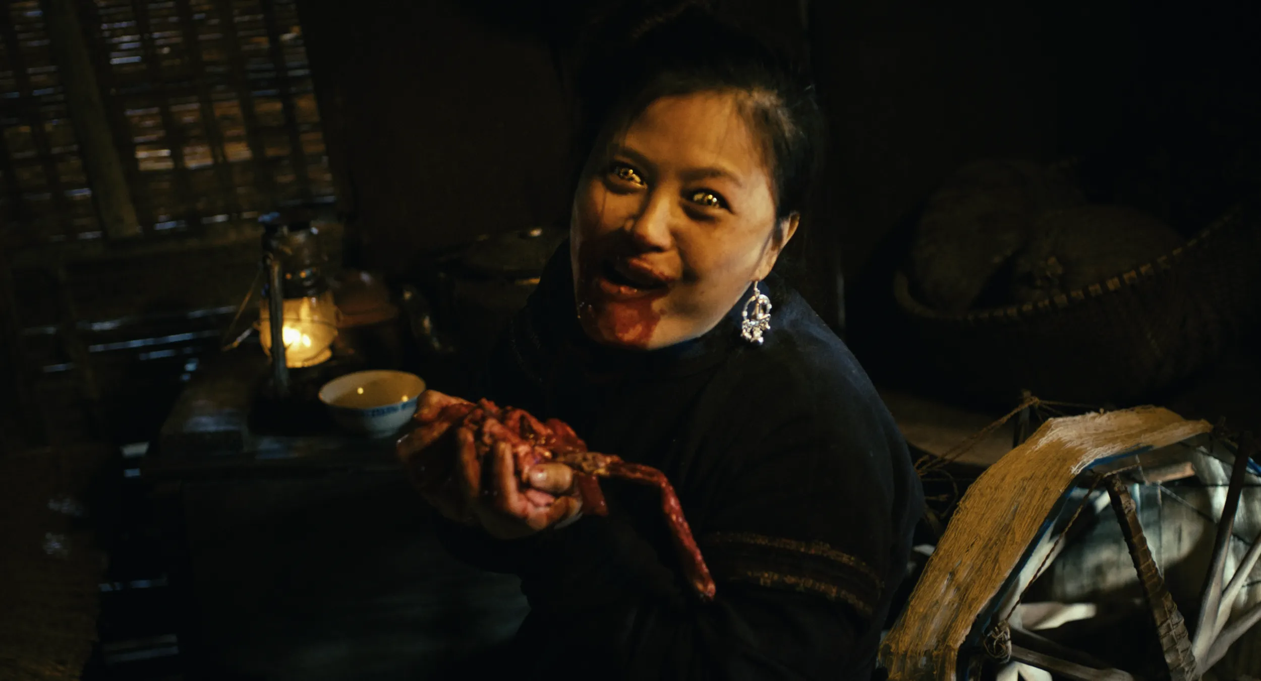 Phim có nhiều cảnh mukbang như này, rất gớm