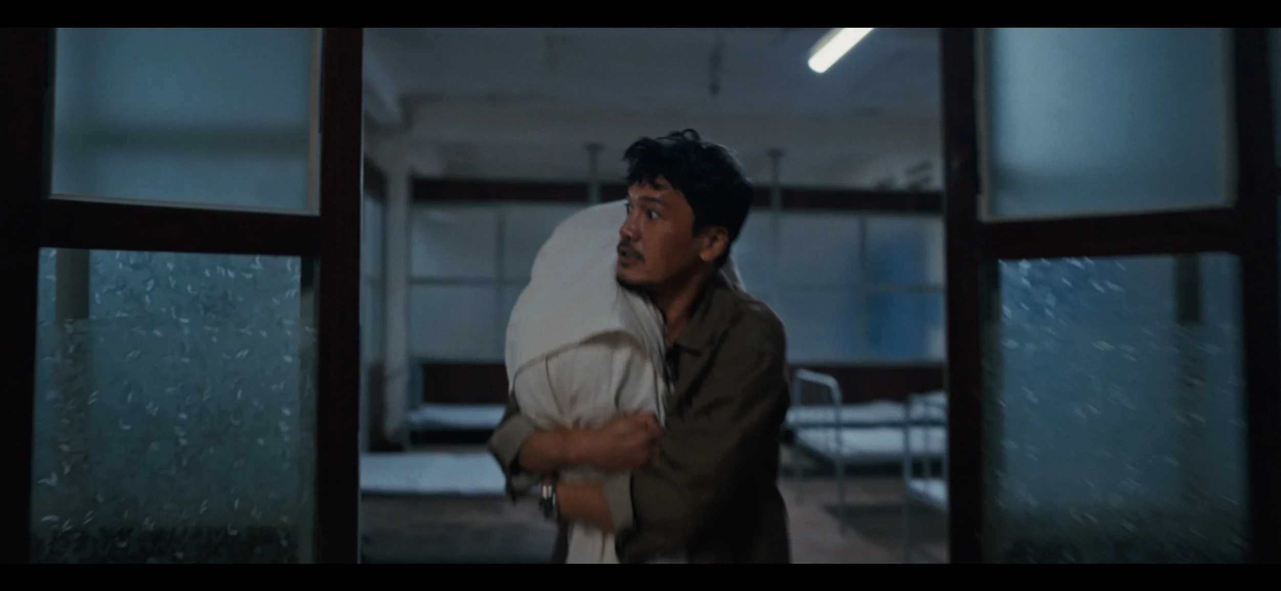 Hùng bế con trai trong bệnh viện