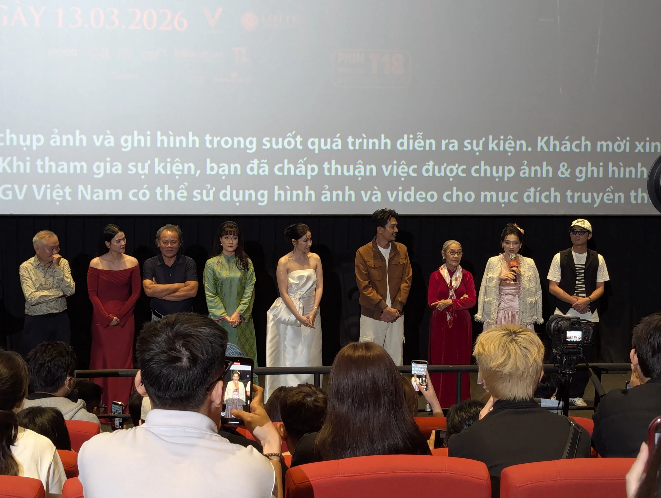 Đoàn làm phim giao lưu cùng khán giả