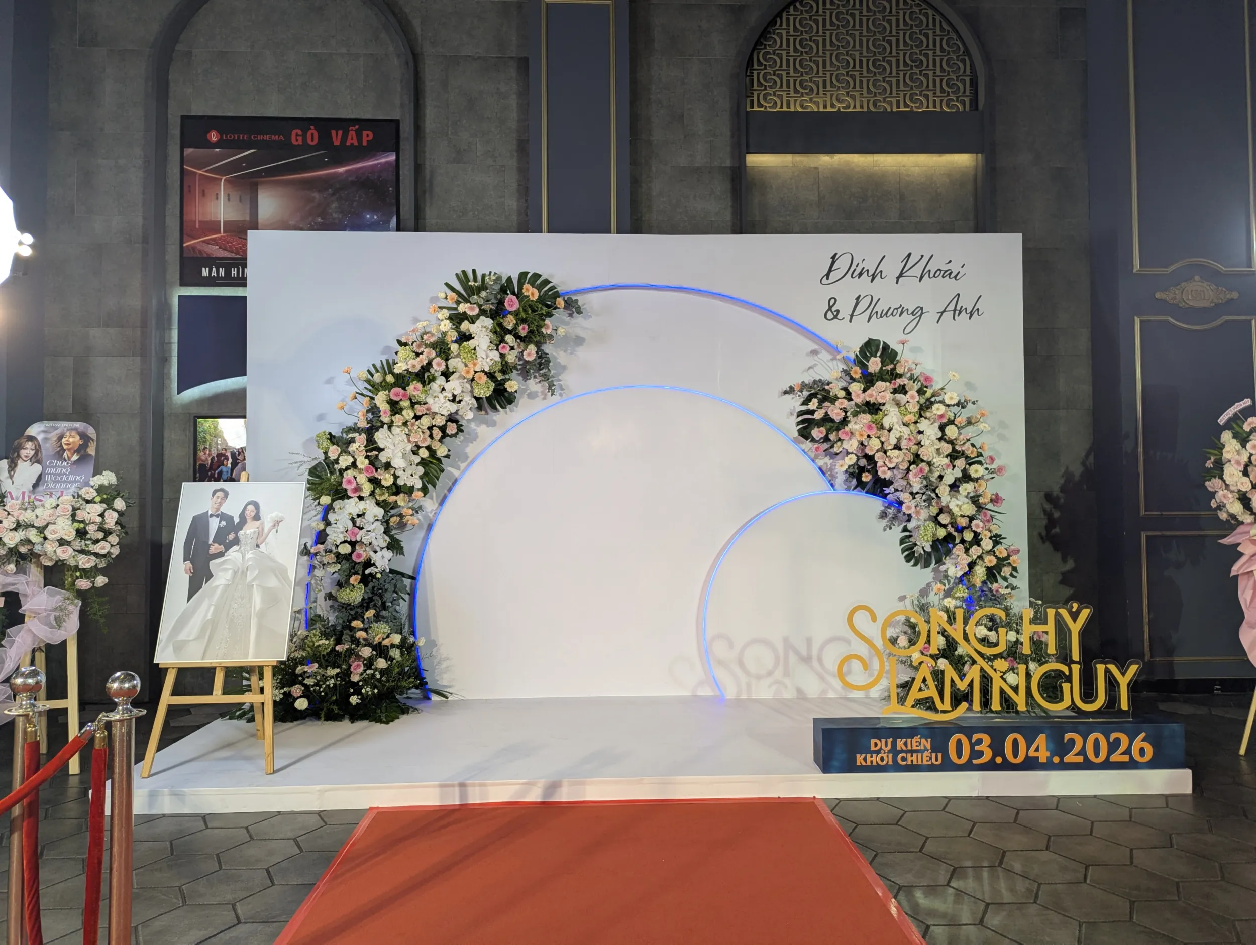 Backdrop màu trắng thể hiện đám cưới của nhân vật Đình Khoái và Phương Anh