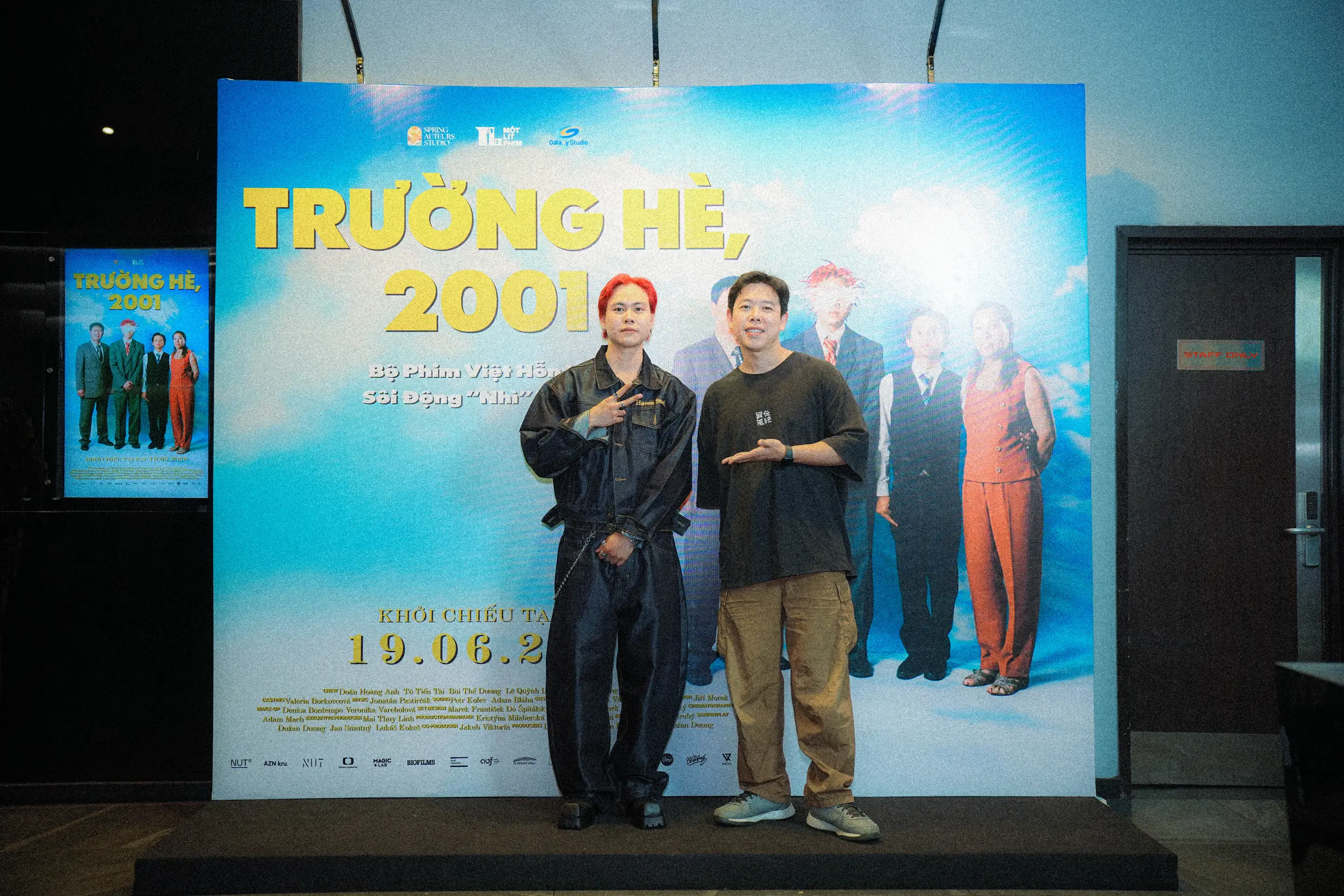Diễn viên Bùi Thế Dương chụp ảnh cùng đạo diễn Đỗ Quốc Trung tại họp báo phim Trường Hè, 2001