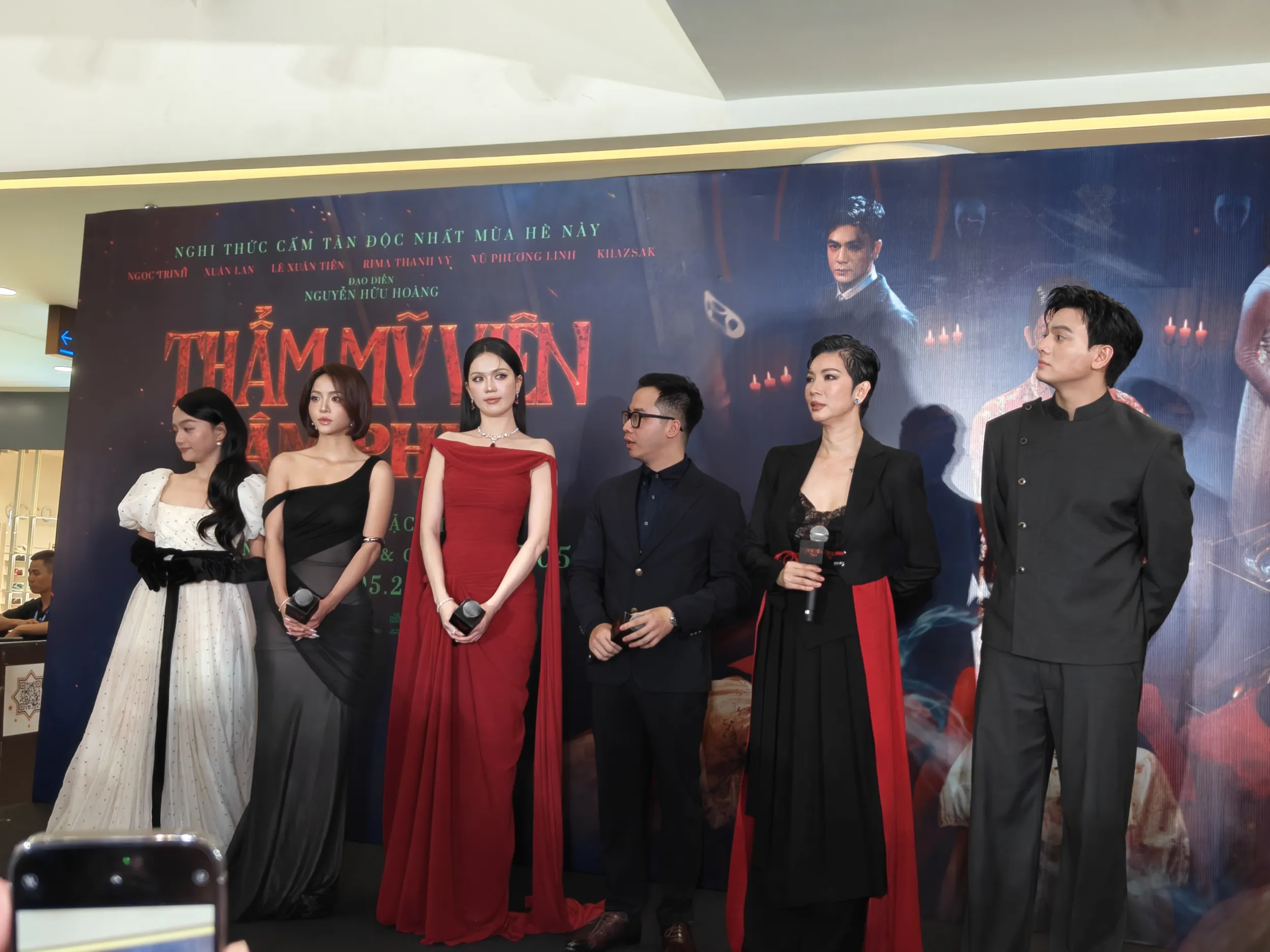 Ekip, từ trái qua: Khazsak, Vũ Phương Linh, Ngọc Trinh, đạo diễn Nguyễn Hữu Hoàng, Xuân Lan, Lê Xuân Tiền