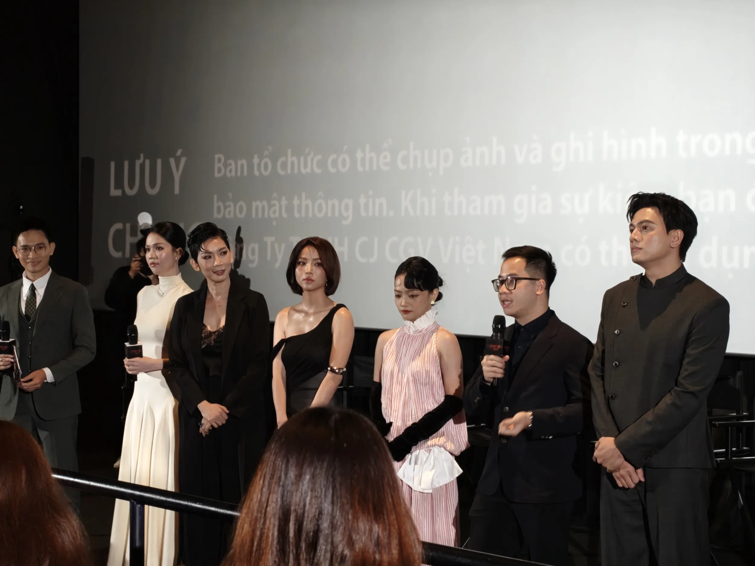 Ekip, từ trái qua: Ngọc Trinh, Xuân Lan, Vũ Phương Linh, Khazsak, đạo diễn Nguyễn Hữu Hoàng, Lê Xuân Tiền