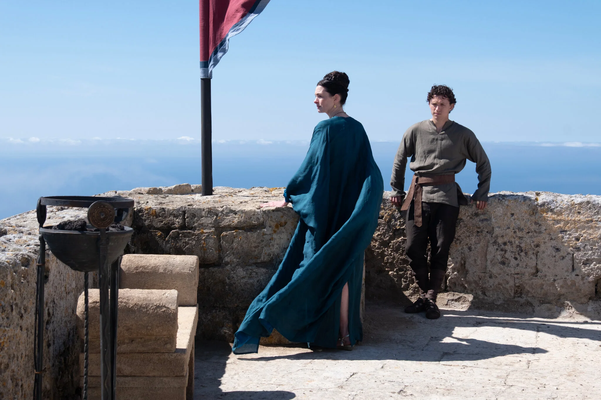 Anne Hathaway vai Penelope và Tom Holland vai Telemachus trong phim The Odyssey