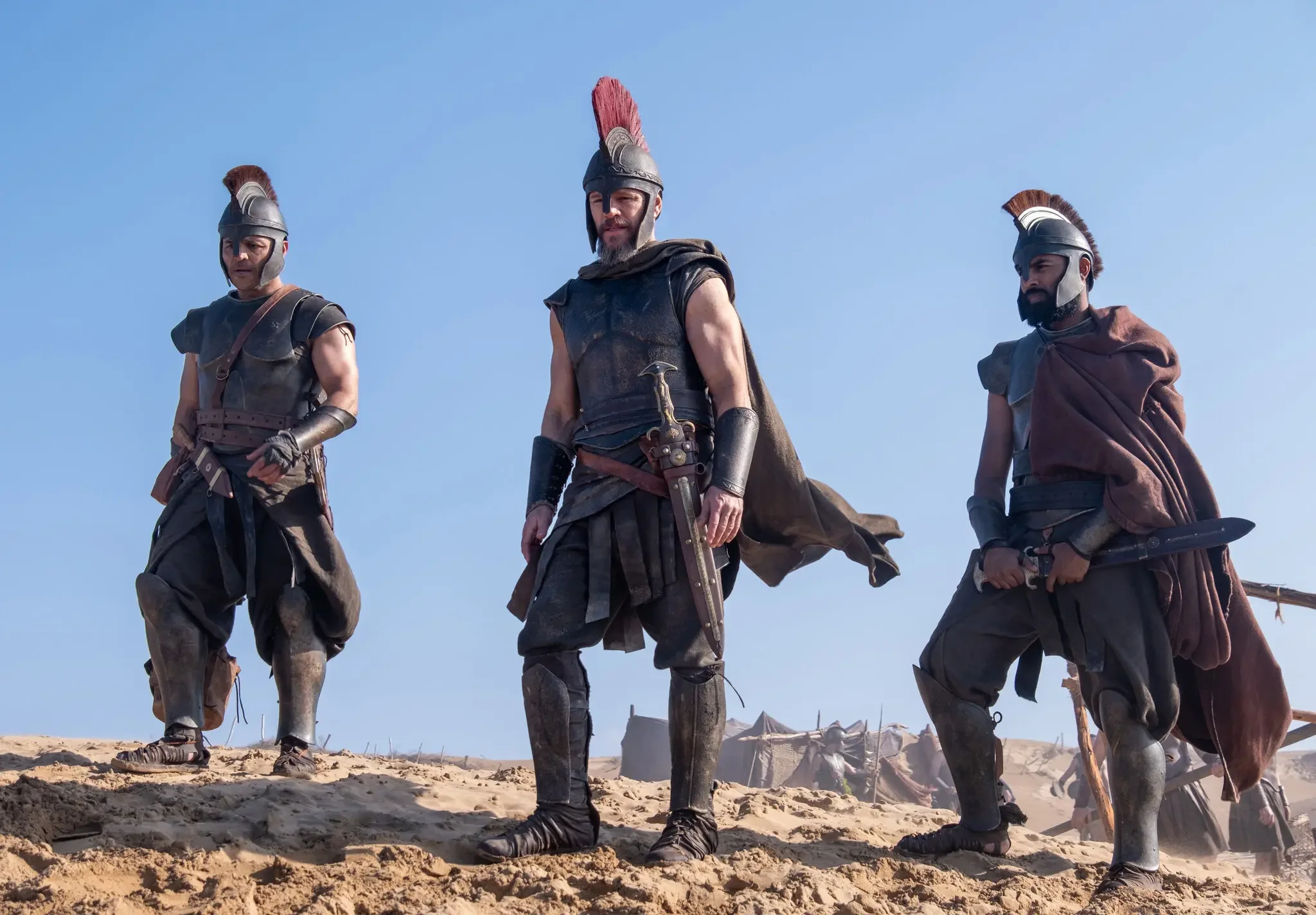 Từ trái qua gồm Cepheus do Jimmy Gonzales đóng, Odysseus do Matt Damon đóng và Eurylochus do Himesh Patel đóng