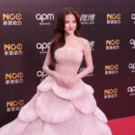 Giống Chi Pu, Baifern Pimchanok cũng hóa thân thành hoa khi dự Weibo Gala