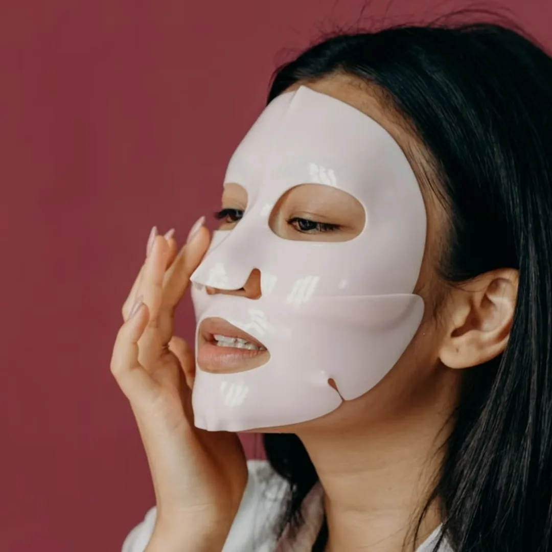 cô gái đắp mặt nạ