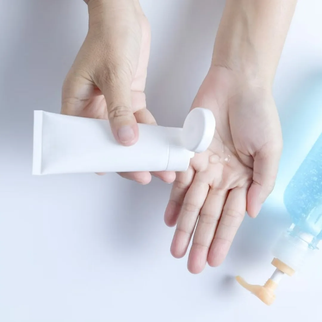 Sử dụng gel nha đam để làm mát da sau khi cháy nắng. 