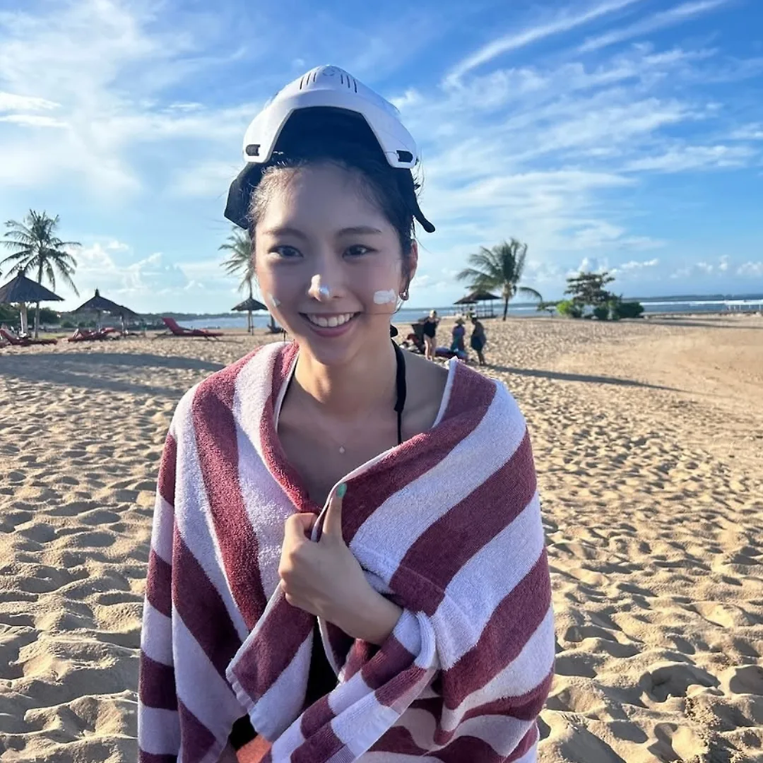 cô gái thoa kem chống nắng khi ở ngoài trời
