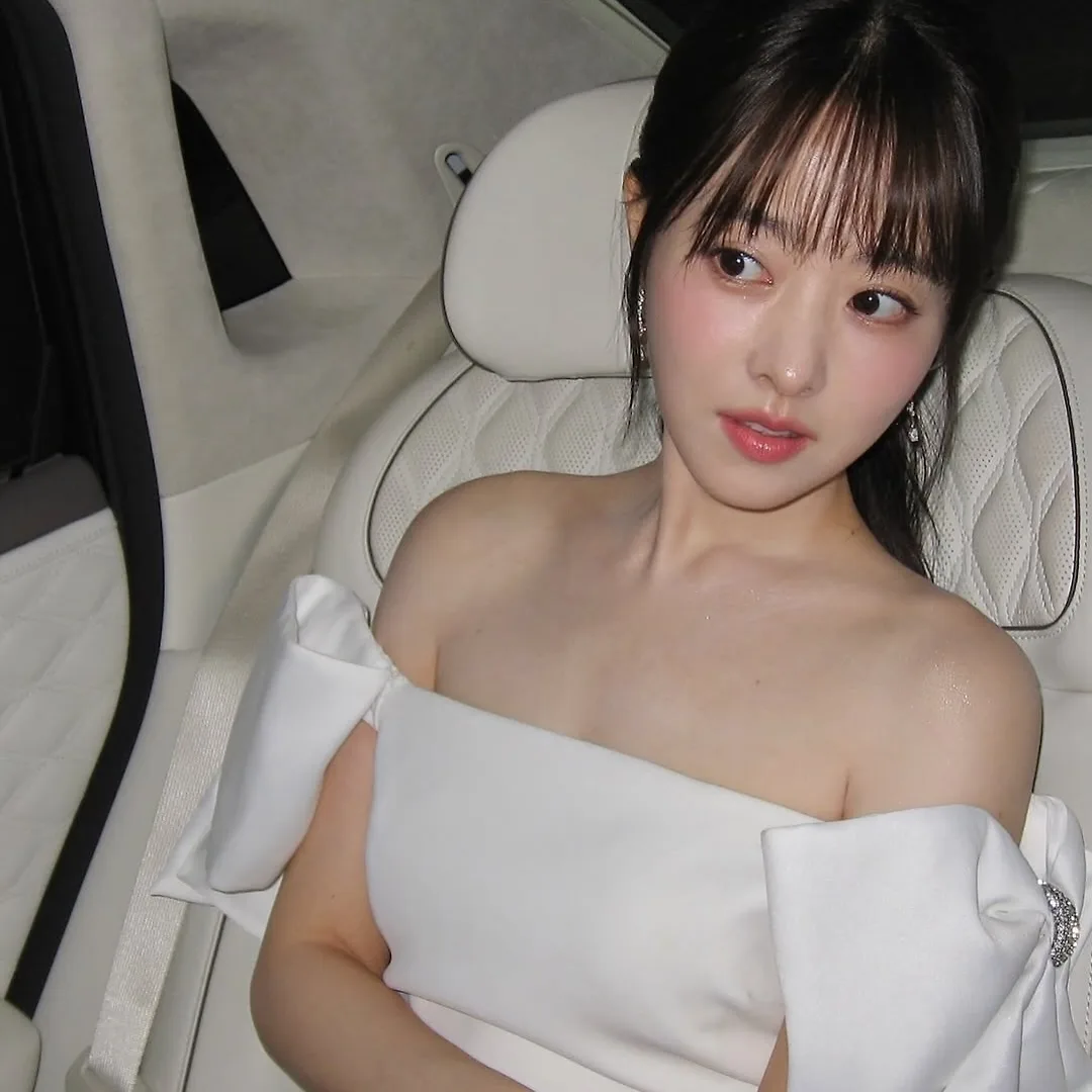Lớp má hồng tự nhiên với kỹ thuật phối nhiều lớp má hồng giúp gương mặt thêm tươi tắn.