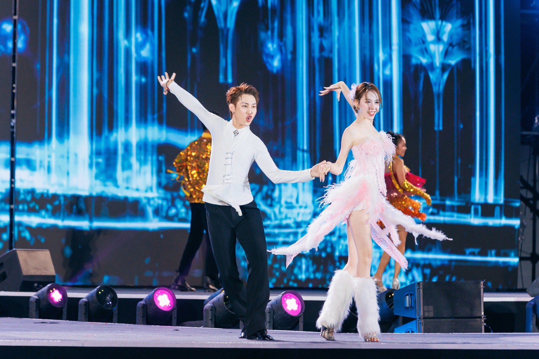 bzvn dem khai mac miss world 2026 quang ninh (8)