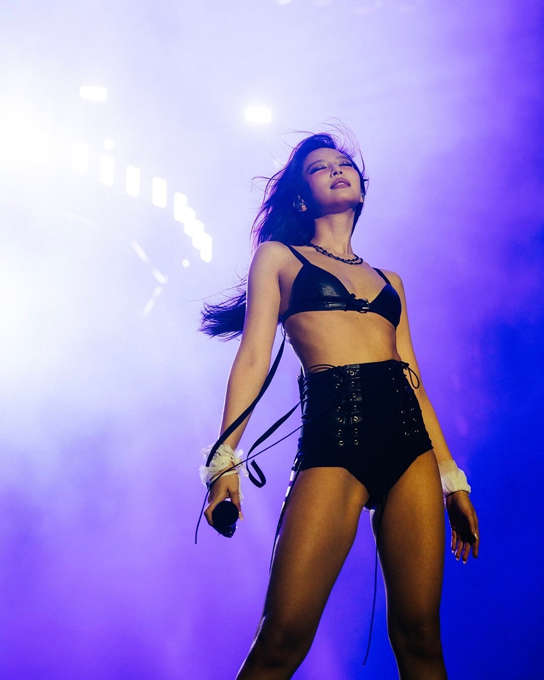 bzvn-jennie-lollapalooza-2026-ann-demeulemeester (12)