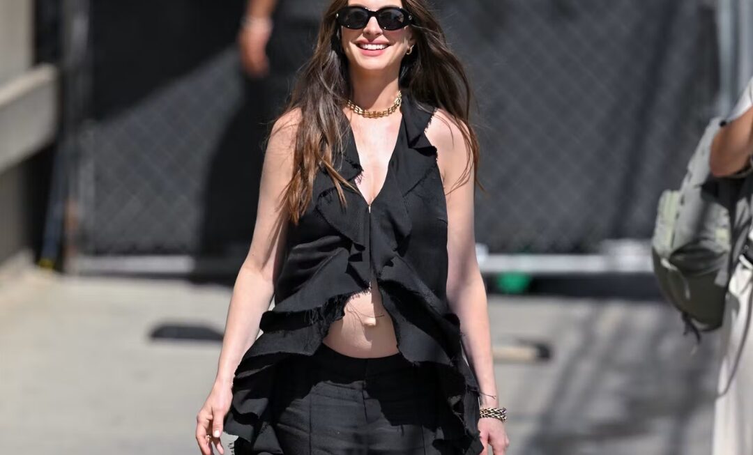 Vì sao mẹ bầu thời trang Anne Hathaway mê kiểu áo mullet?