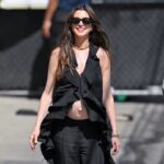 Vì sao mẹ bầu thời trang Anne Hathaway mê kiểu áo mullet?