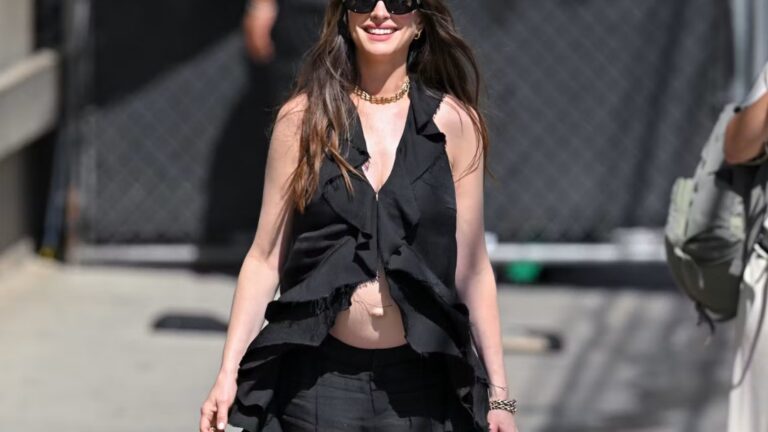 Vì sao mẹ bầu thời trang Anne Hathaway mê kiểu áo mullet?