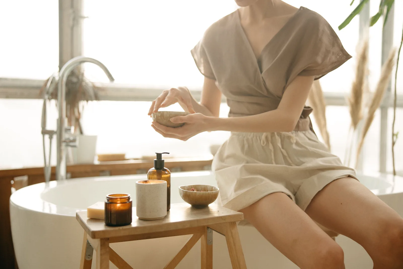 cô gái sử dụng mỹ phẩm chăm sóc da cơ thể