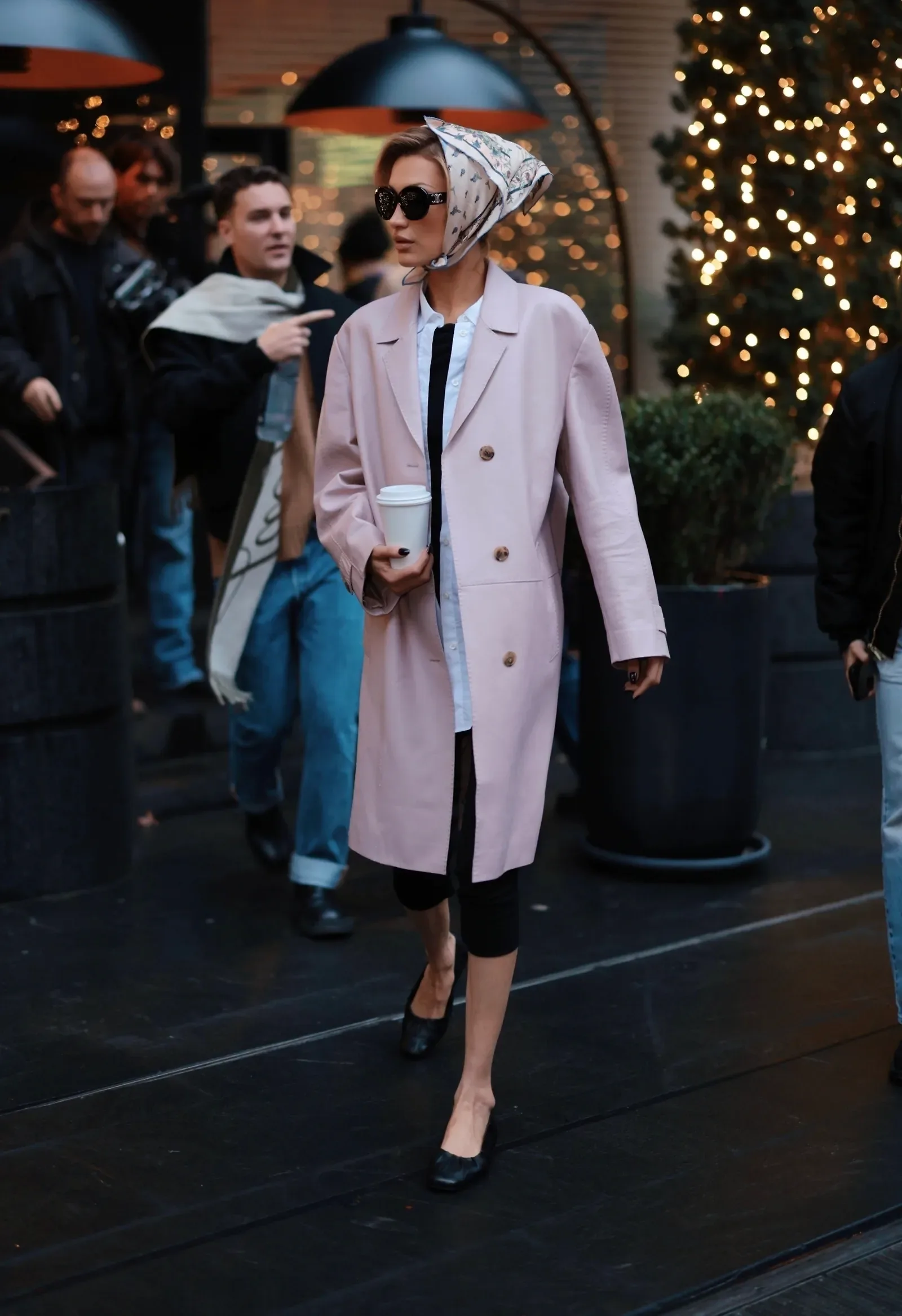 Cách kết hợp độc đáo với capri pants của Bella Hadid.