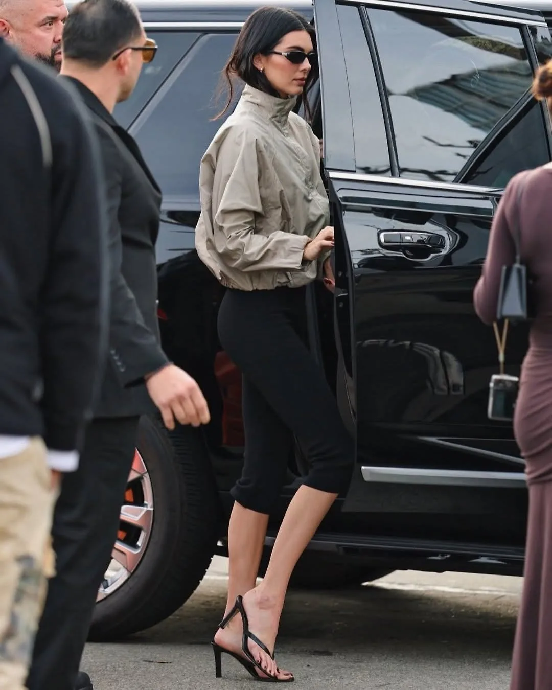 Bản phối năng động nhưng vẫn thanh lịch từ quần capri và áo khoác dù cổ lọ của Kendall Jenner.