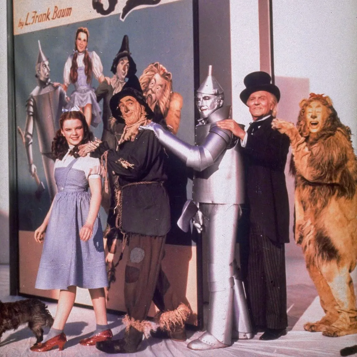 Chiếc váy hoạ tiết caro kinh điển của Dorothy trong The Wizard of Oz.