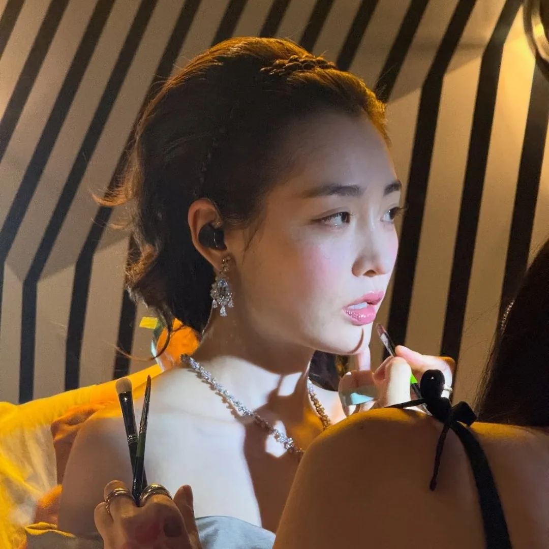 Chuyên viên trang điểm nhấn vào môi và má trong lớp trang điểm của Kim Min Ha tại lễ trao giải Rồng Xanh