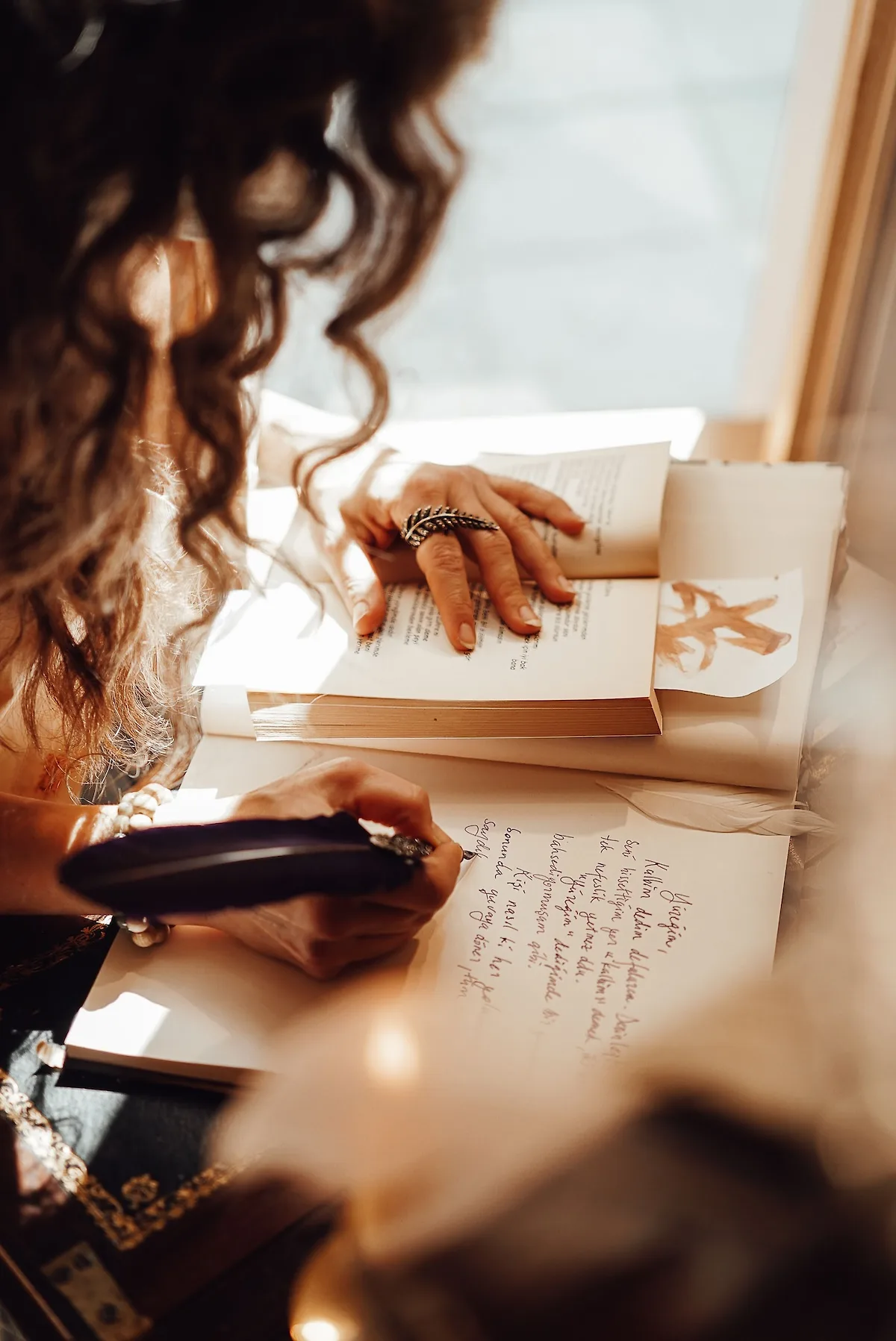cô gái viết nhật ký để manifest điều bản thân mong muốn