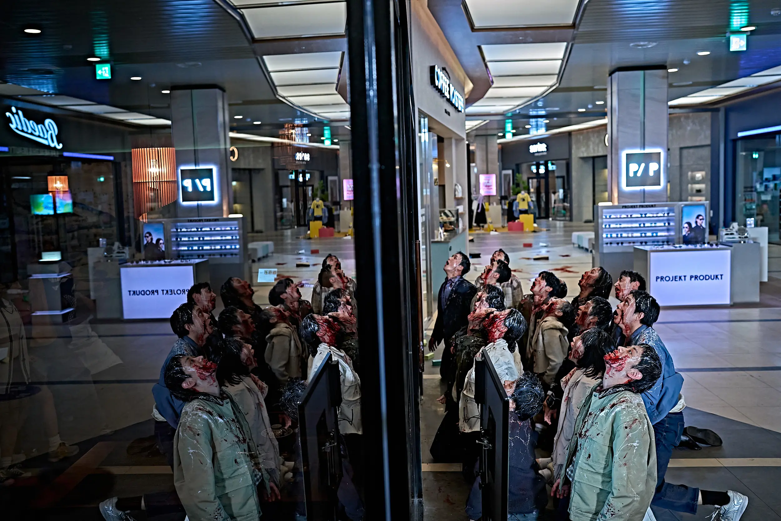 Bầy zombie đồng loạt kết nối như một quần thể trong Colony