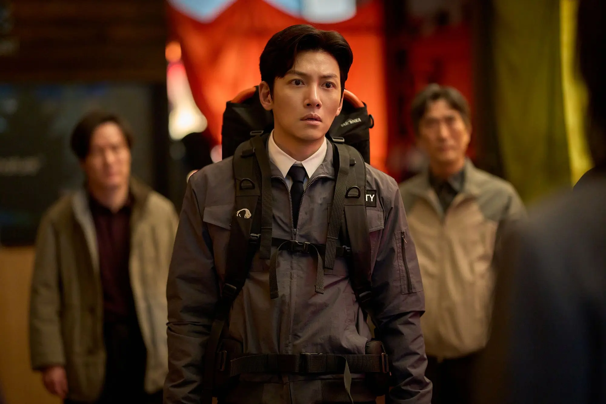 Ji Chang-wook giữ nhịp sinh tồn căng thẳng trong Colony