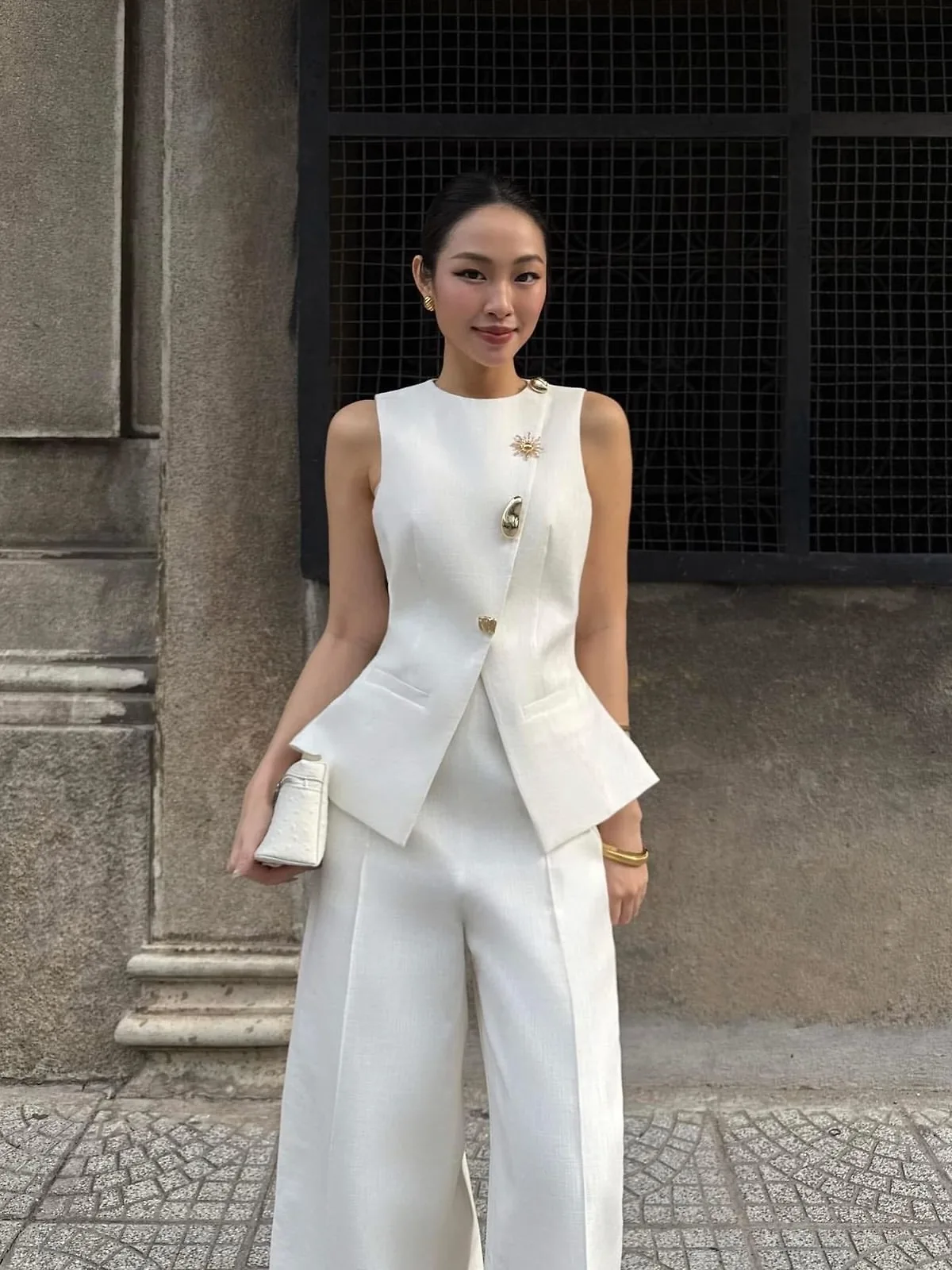 Những chiếc ghim nhỏ nhắn nhưng chính là điểm xuyết nâng tầm outfit.