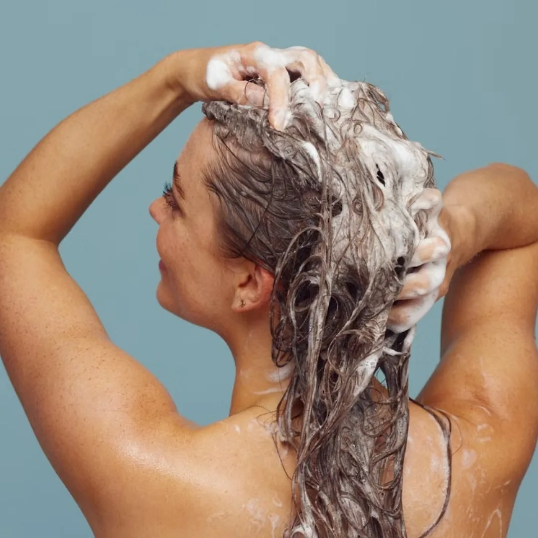 Gội đầu hai lần là bước đầu để chăm sóc da đầu hiệu quả. Hairlust Official