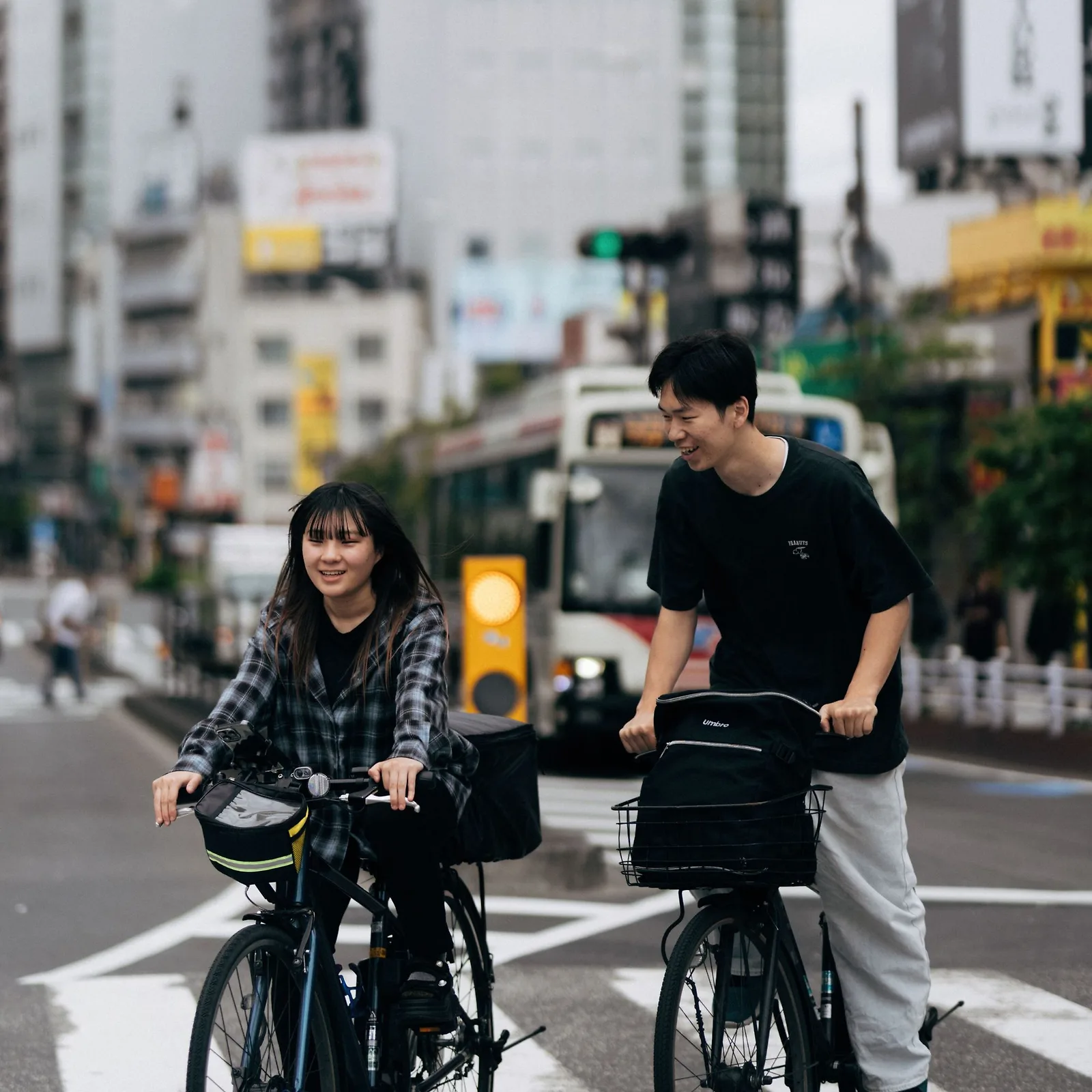 Hai bạn trẻ đạp xe đạp trong thành phố