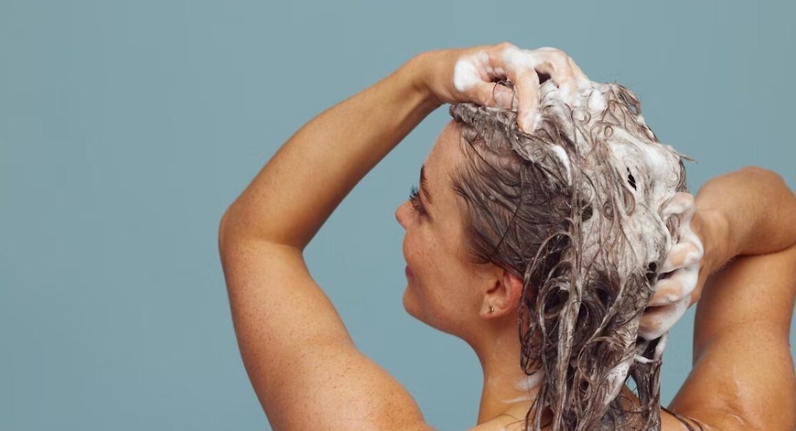 Học phụ nữ Ý cách chăm sóc da đầu để có mái tóc phồng đẹp tự nhiên