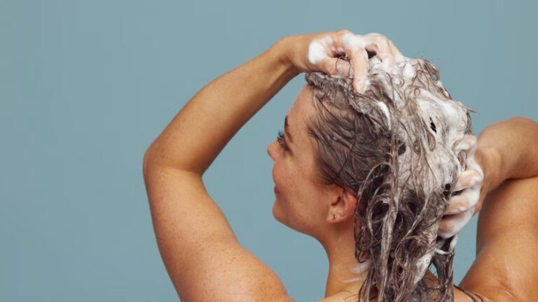 Học phụ nữ Ý cách chăm sóc da đầu để có mái tóc phồng đẹp tự nhiên