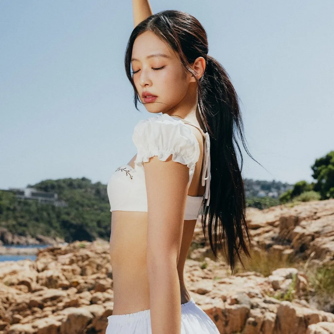 Hình ảnh nữ ca sĩ Jennie trong MV "Less than a Lover".