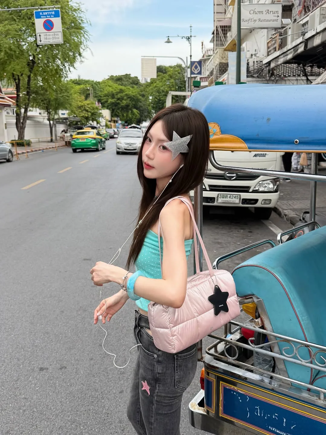 Kẹp tóc ngôi sao tạo điểm nhấn trên mái tóc của những cô nàng theo đuổi phong cách Y2K.