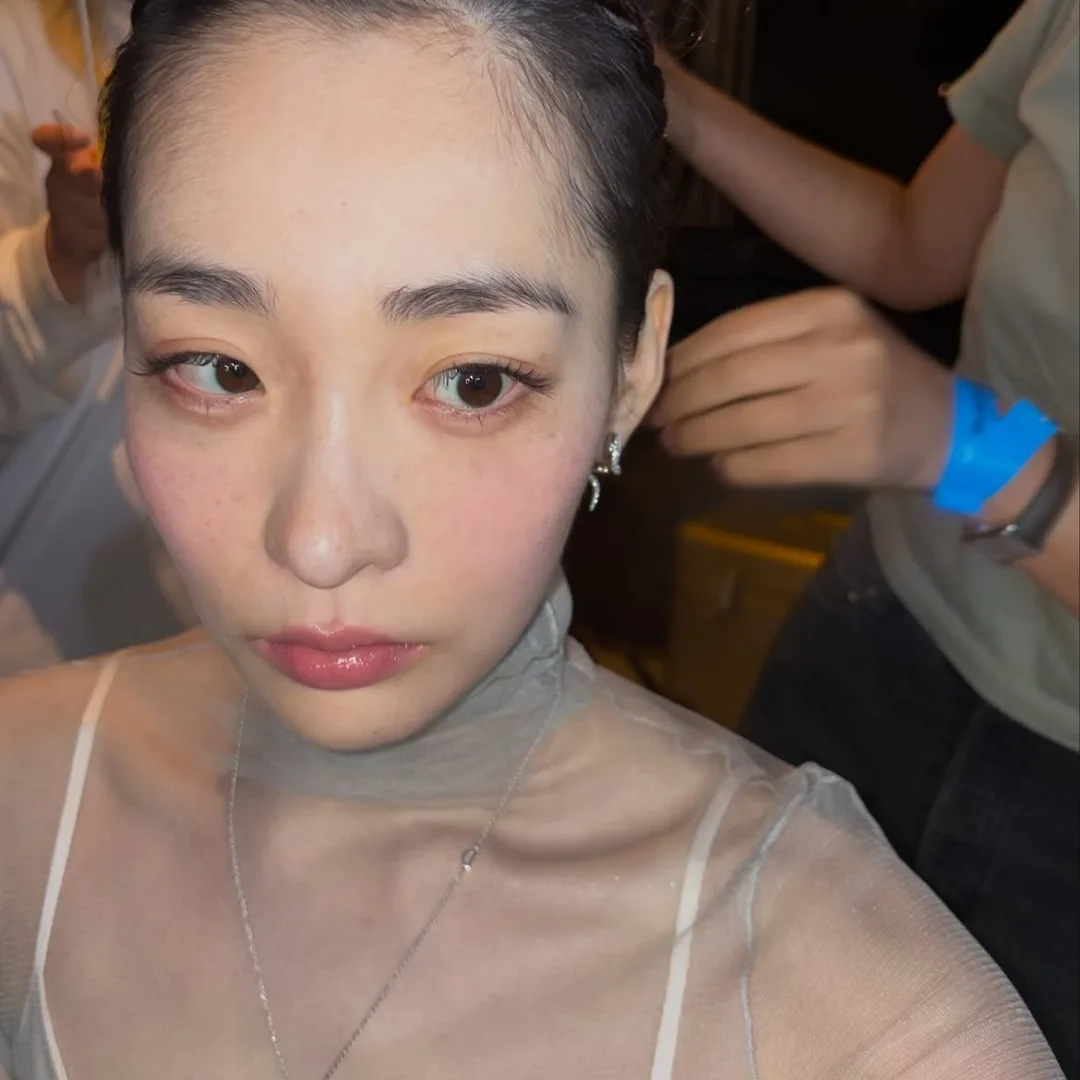 diễn viên lựa chọn lớp nền trong veo cho tổng thể phong cách trang điểm