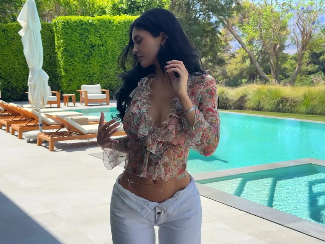 Kylie Jenner diện thiết kế vintage từ bộ sưu tập Xuân Hè 2002 của Dior