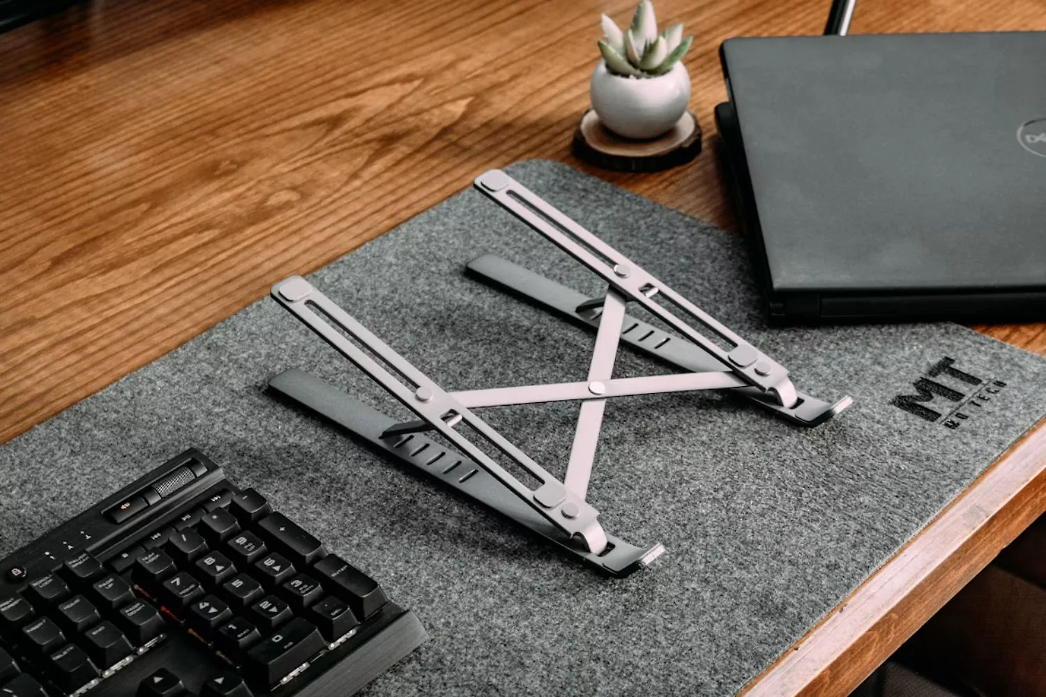Giá đỡ màn hình laptop.