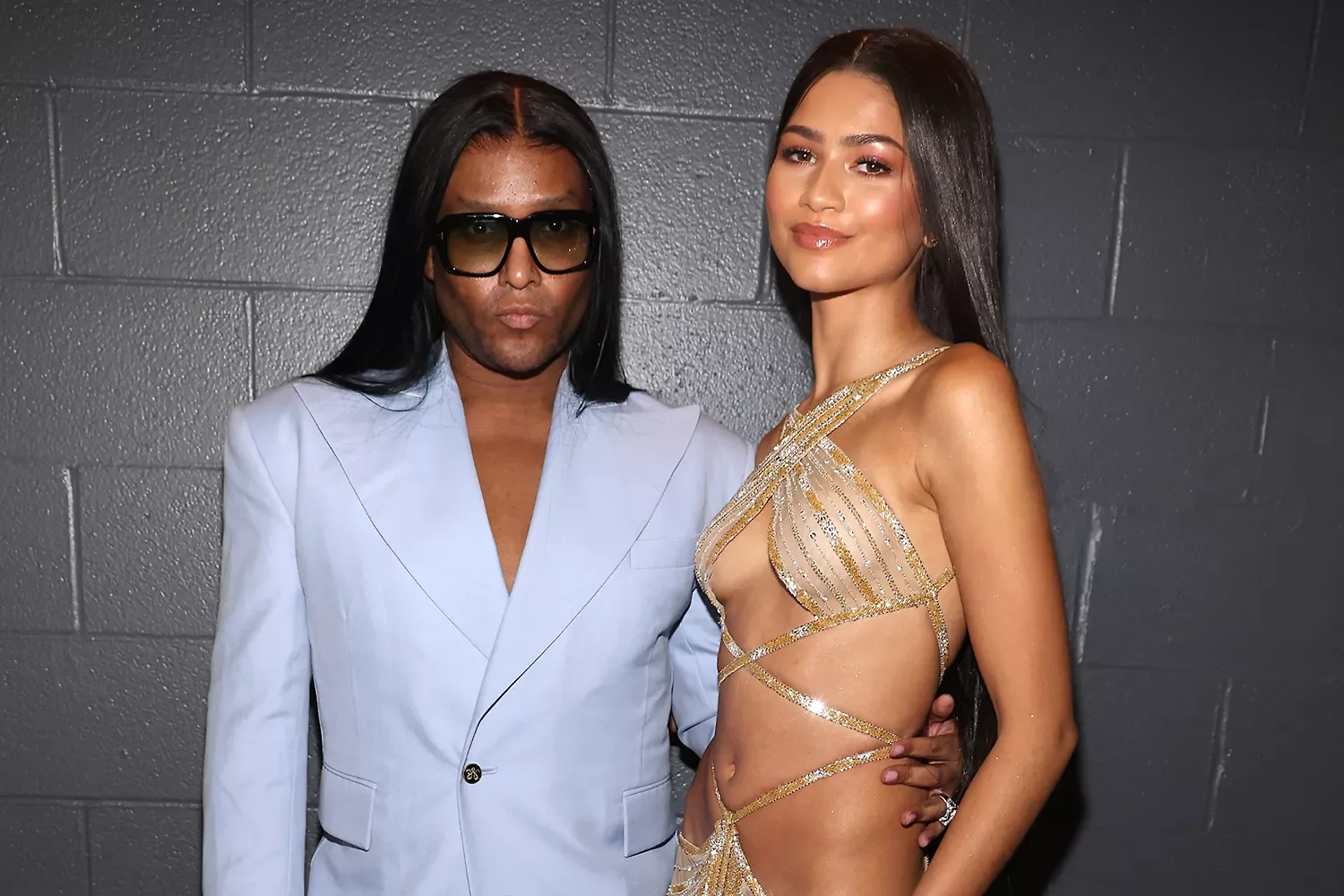 **Law Roach và Zendaya ở hậu trường lễ trao giải Rock & Roll Hall of Fame năm 2024.