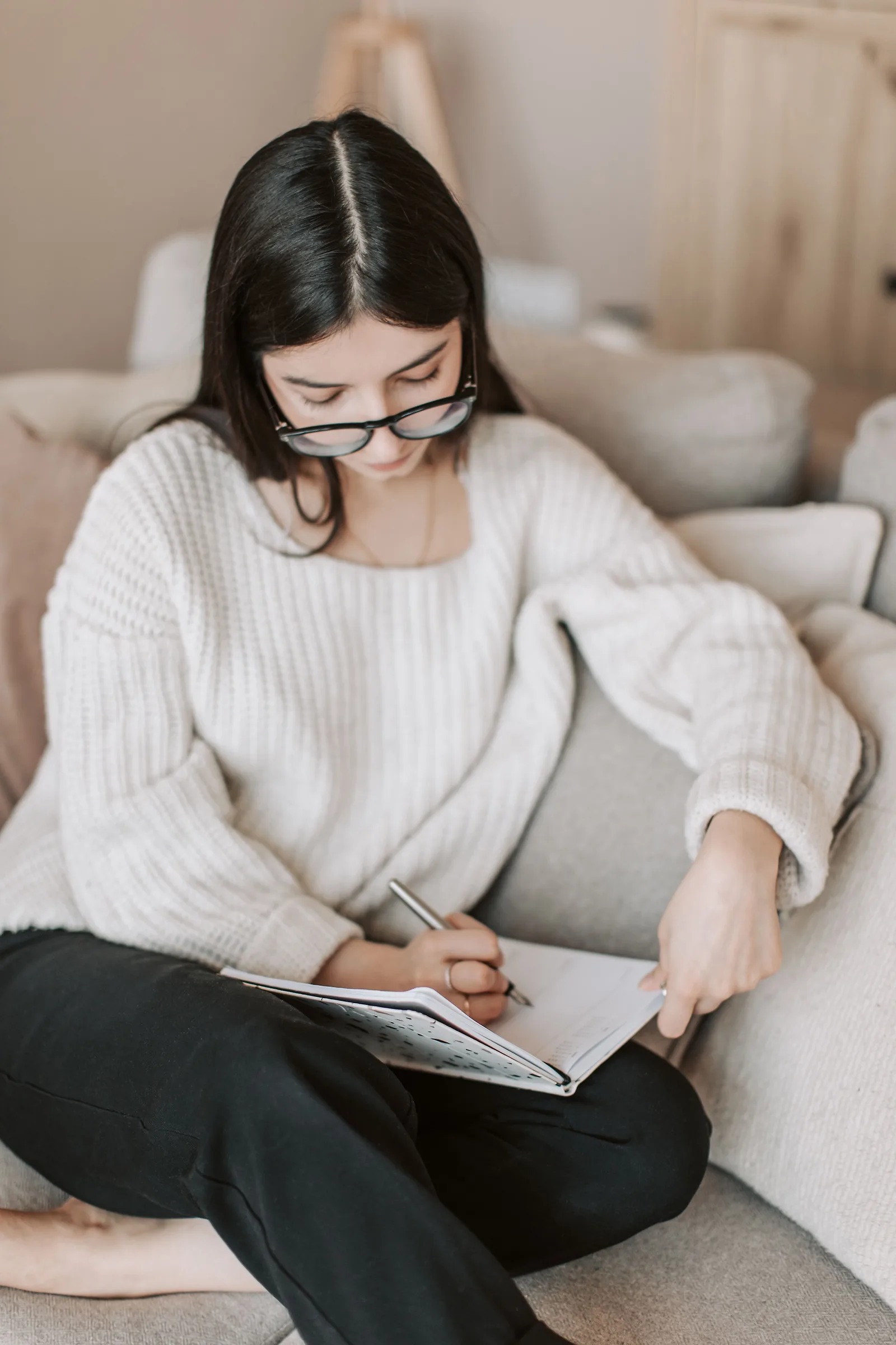 cô gái thực hành manifest bằng cách viết kịch bản cuộc sống mong muốn