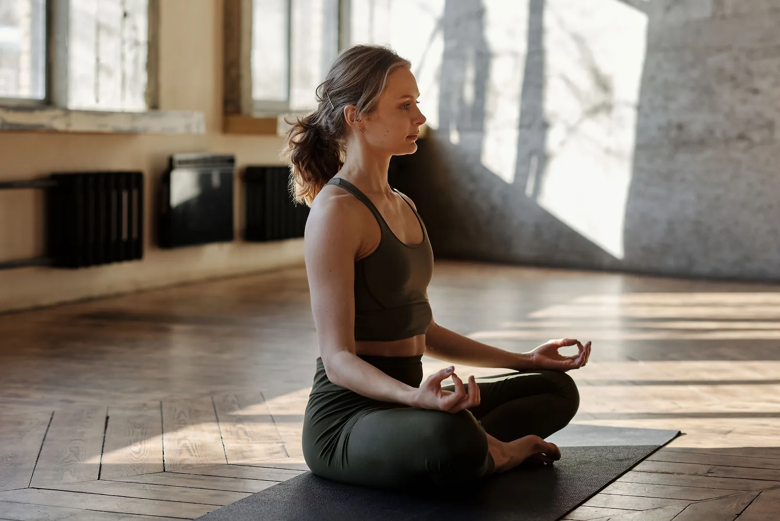 cô gái manifest cuộc sống mong muốn bằng cách thiền định